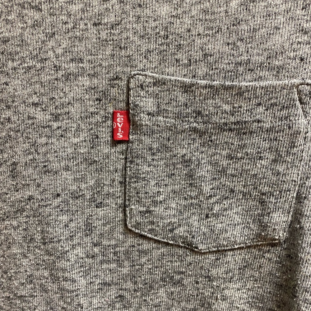 NWOT Crew Neck Levis T-Shirt - grey with pocket